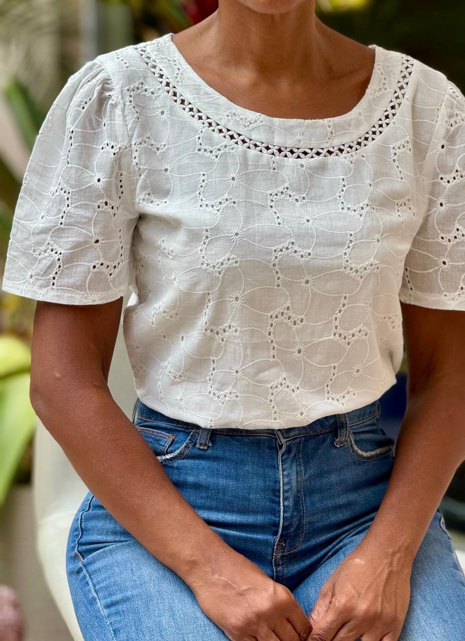 Blusa de Laise Bordado vazado Forrado Premium
